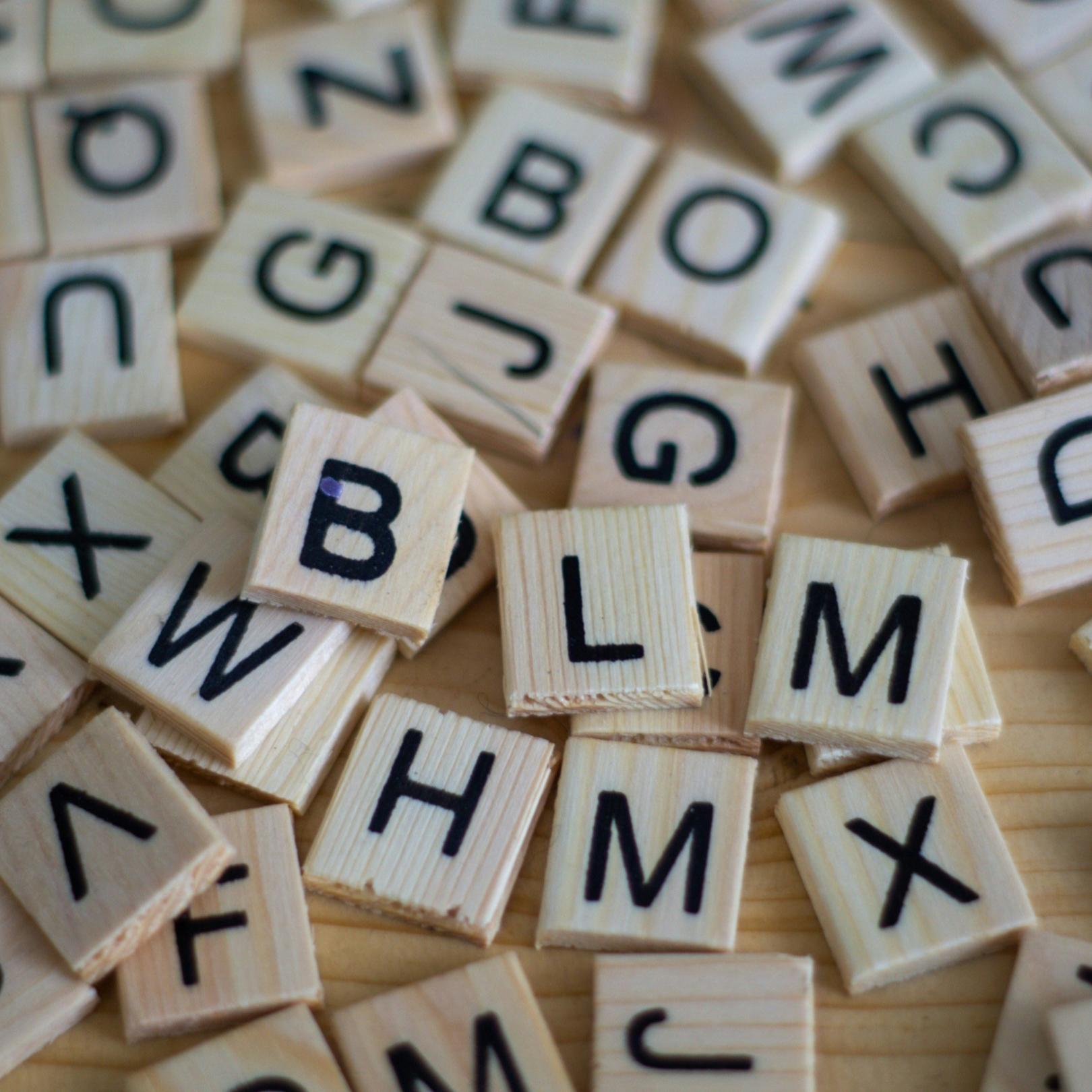 Man sieht viele Spielsteine mit Buchstaben darauf