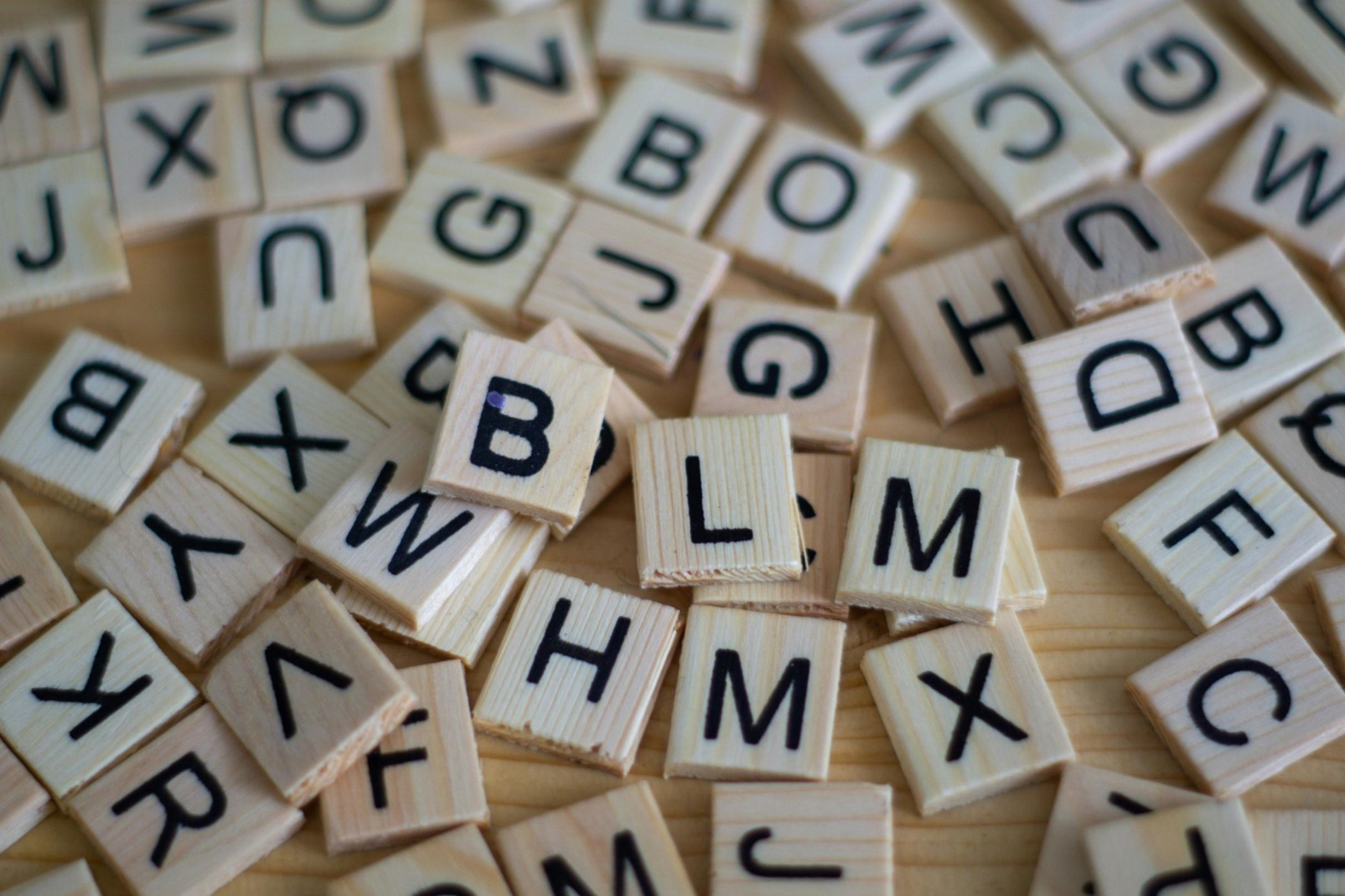 Man sieht viele Spielsteine mit Buchstaben darauf